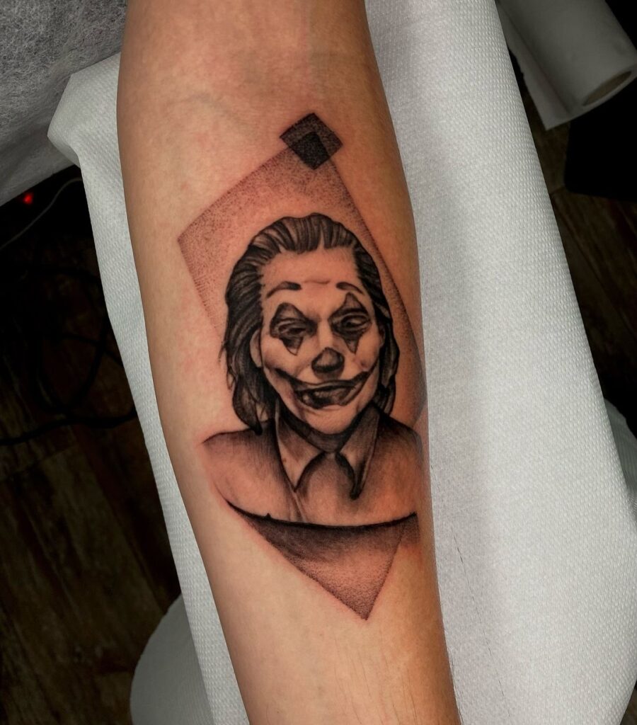 Tatuaggio Joker sull'avambraccio