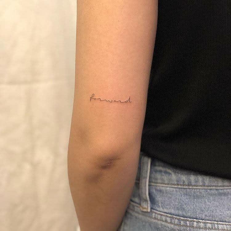 Adelante Tatuaje de una palabra