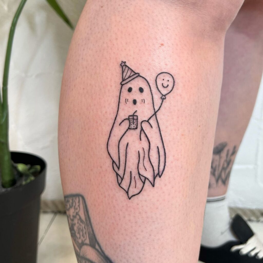 Mini fantasma con un globo tatuado