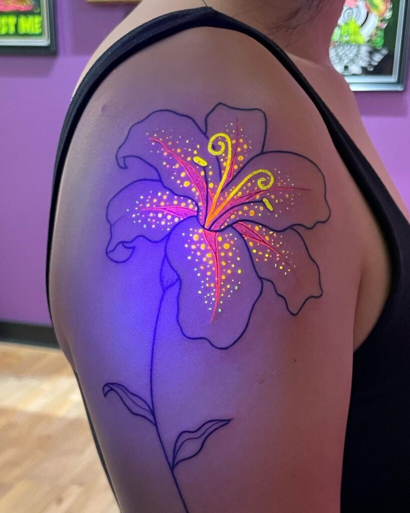 Tatuaje de una flor brillante