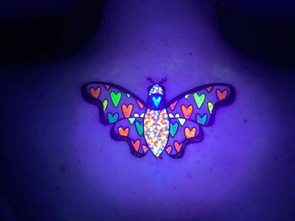 Tatuaje de polilla brillante