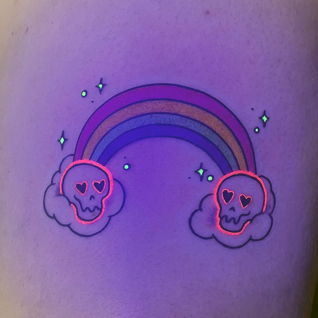 Tatuaje arco iris de calaveras brillantes