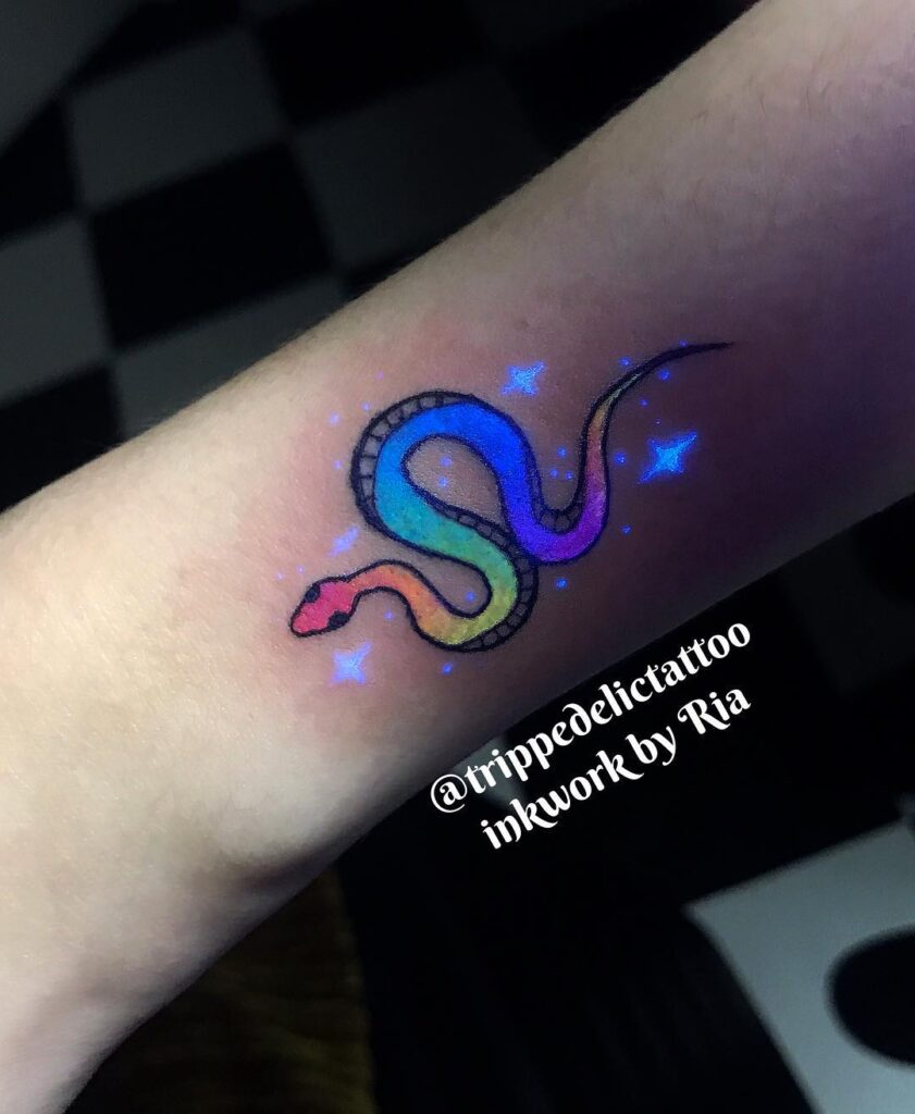 Tatuaje de serpiente brillante