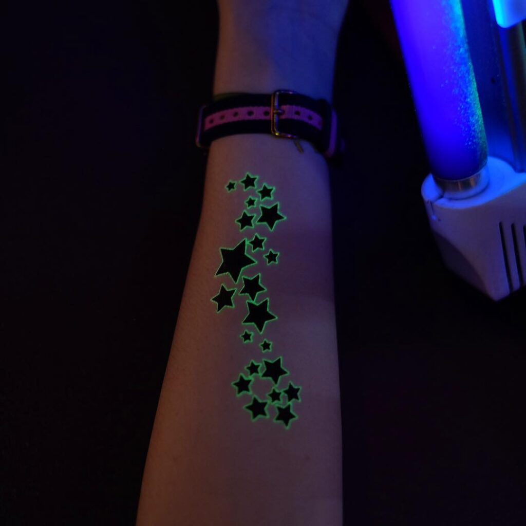 Tatuaje de estrellas brillantes