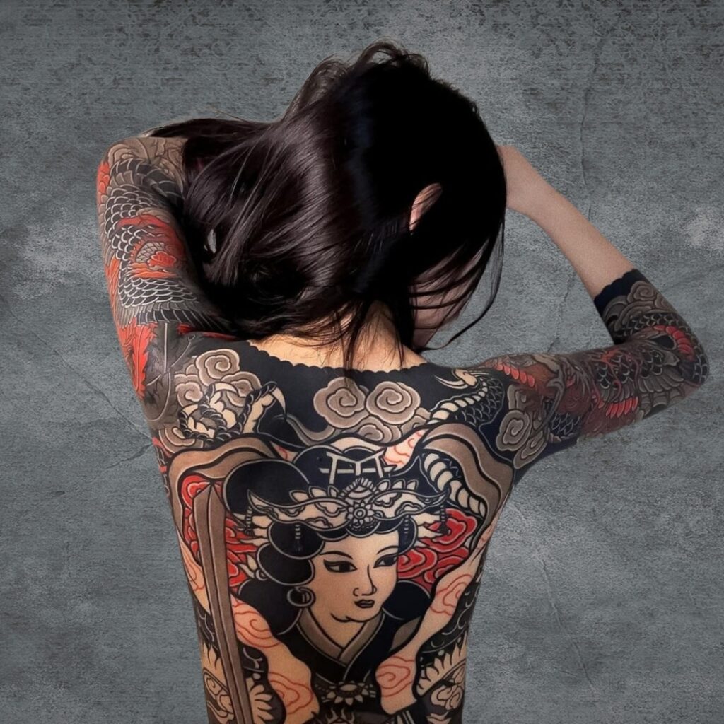 Linda tatuagem japonesa nas costas