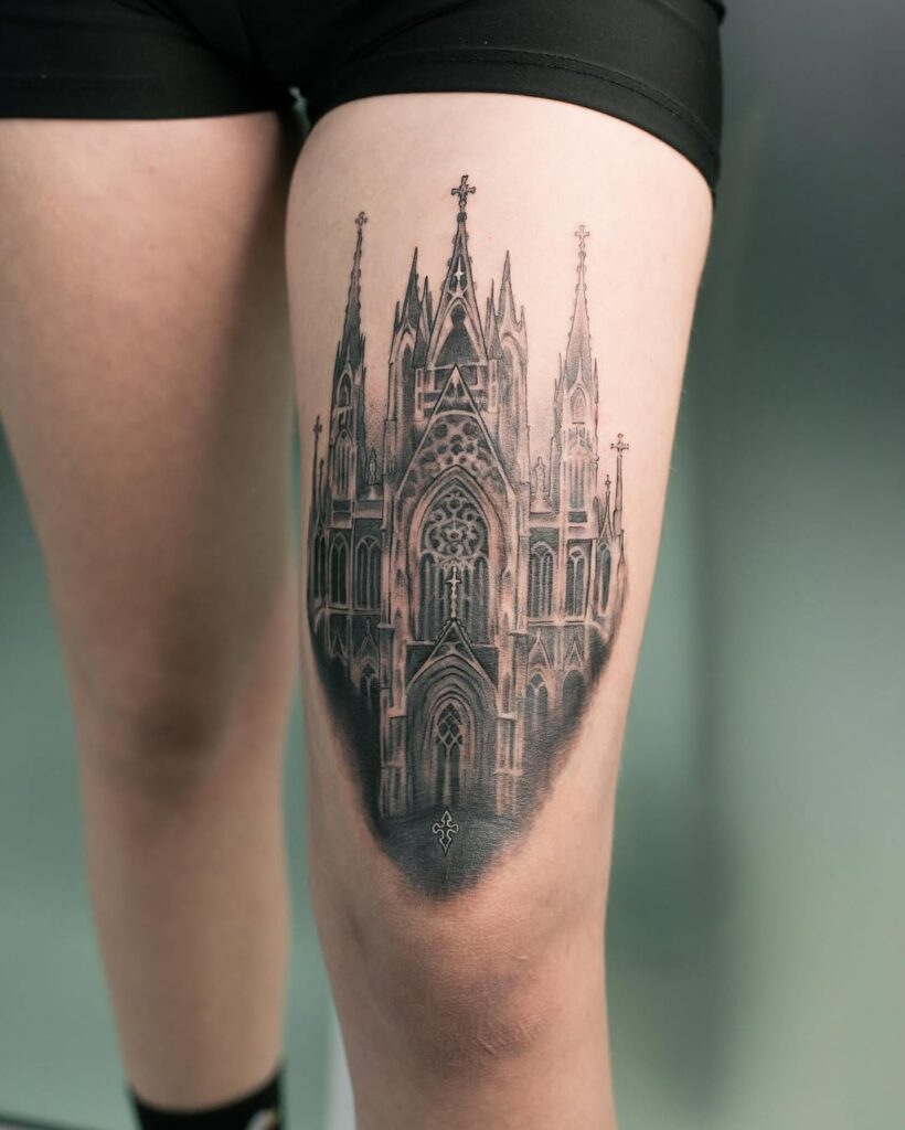 Tatuaggio gotico della coscia della cattedrale