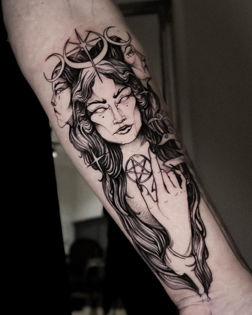 Tatuaggio di Hekate sull'avambraccio