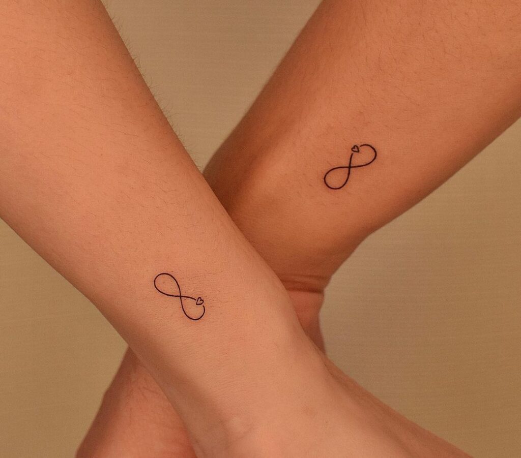 Tatuagem de casal com o símbolo do infinito