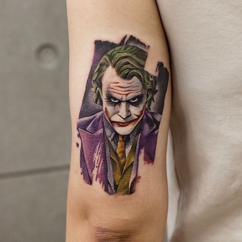 Tatuaggio di Joker sopra il gomito