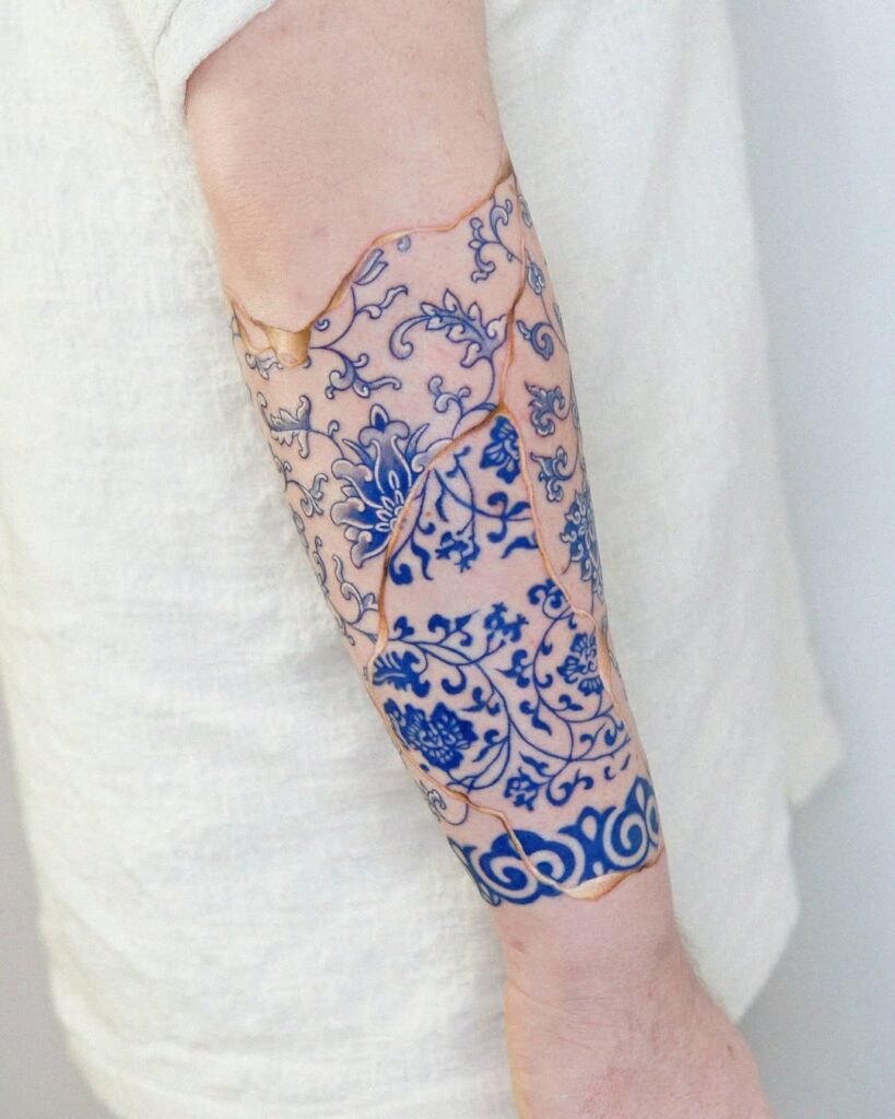 Tatuaje Kintsugi en el brazo