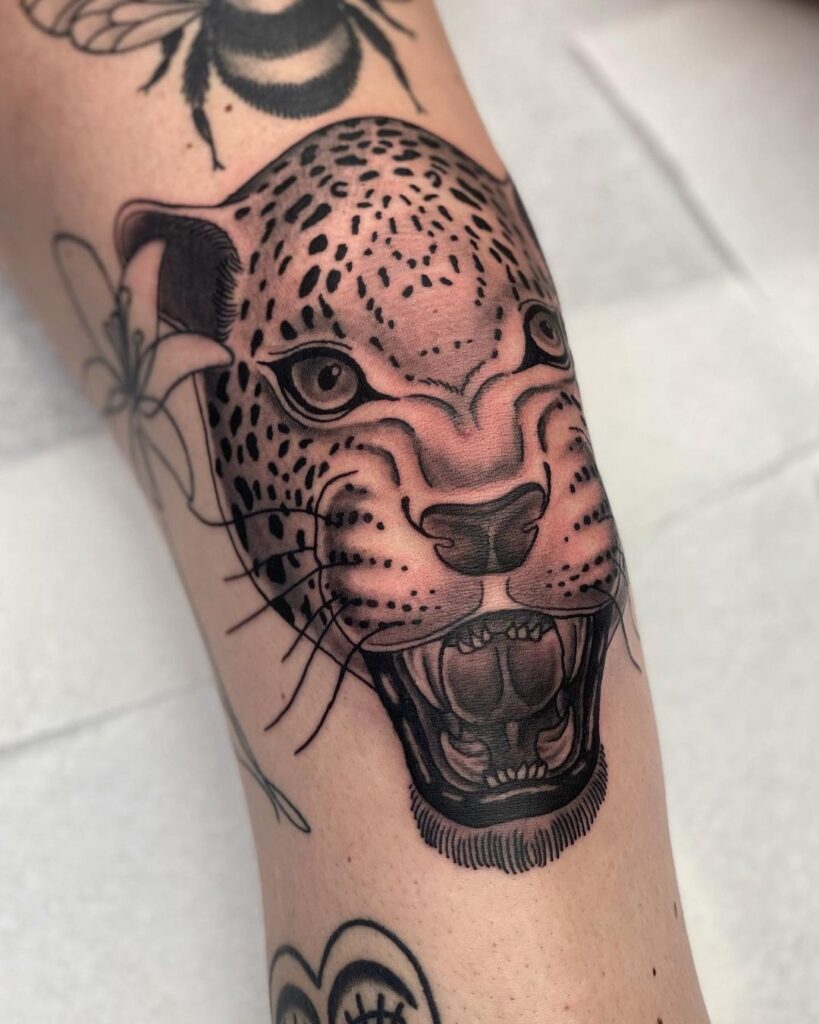 Tatuaggio del ginocchio leopardato