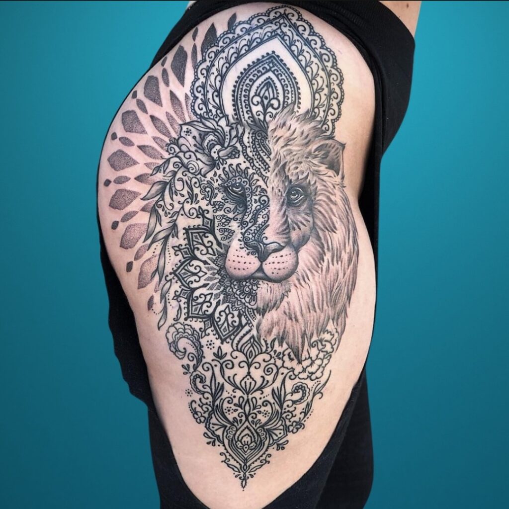 Tatuaggio dell'anca con leone e mandala