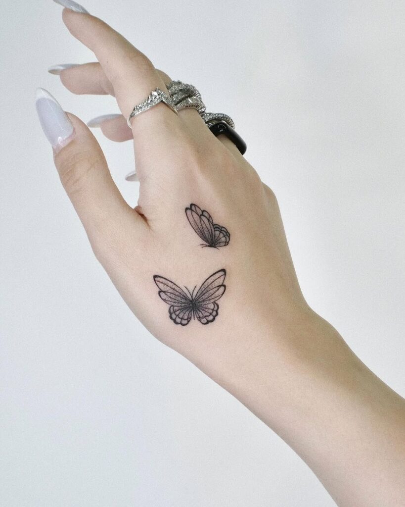 Pequeñas mariposas tatuaje de la mano