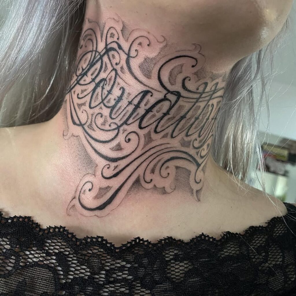 Tatuaggio sul collo in corsivo Loyalty