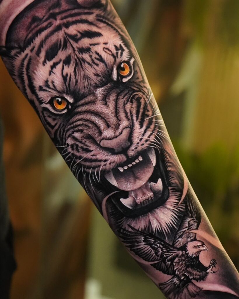 Tatuaje masculino de tigre