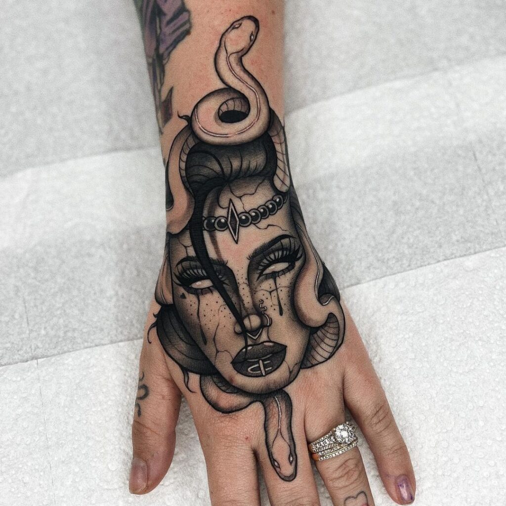 Tatuagem de mão de Medusa