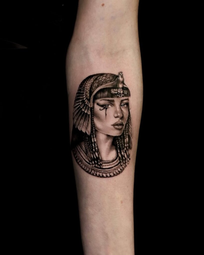 Micro Realismo Tatuaje de Cleopatra