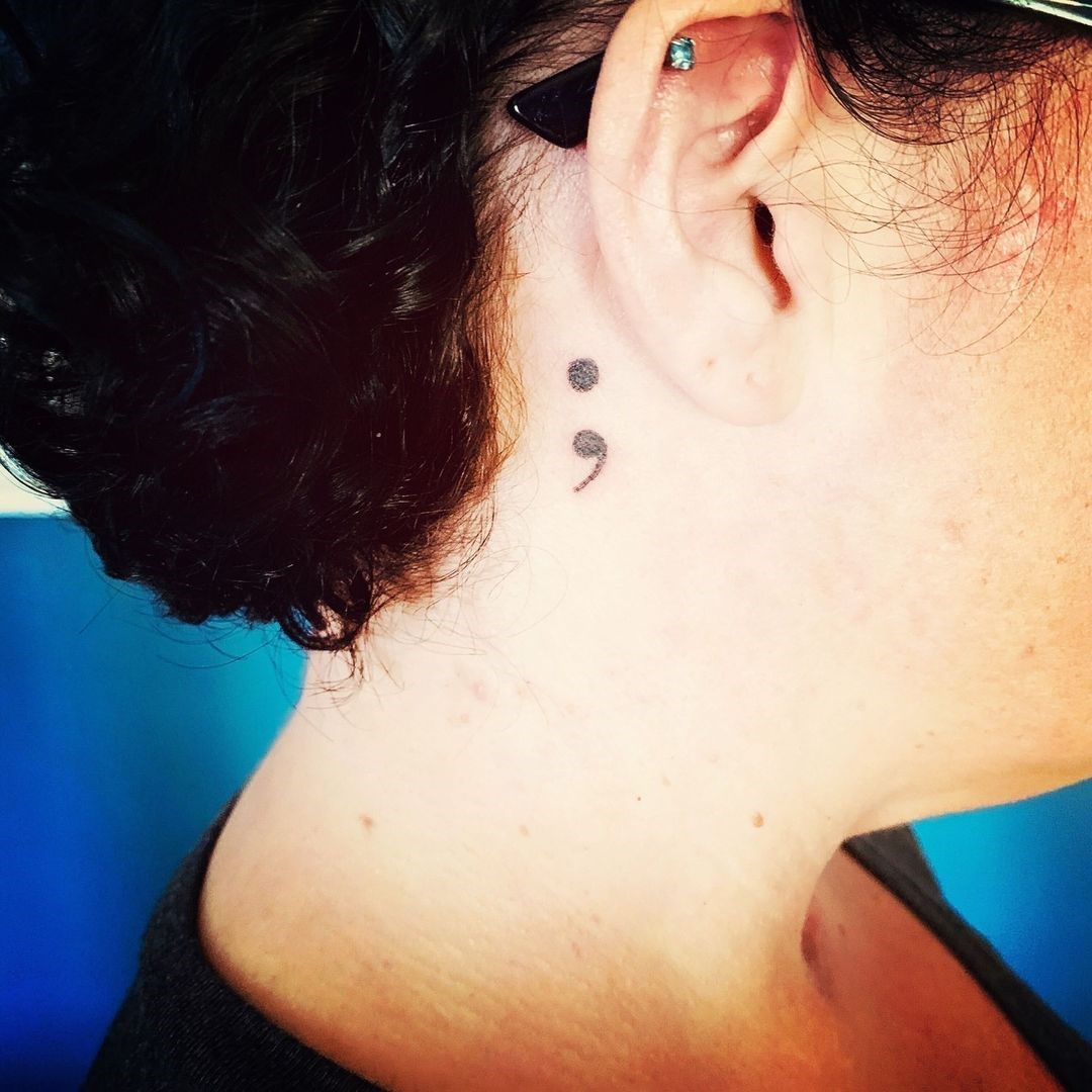 Tatuagem minimalista de ponto e vírgula