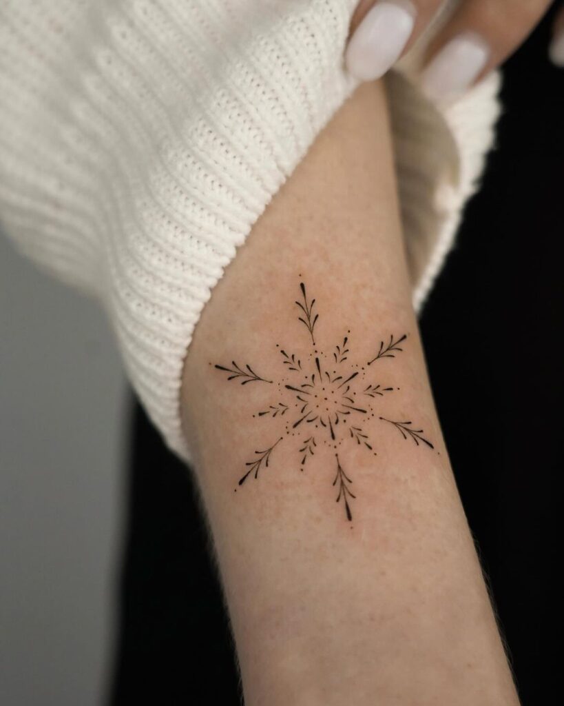 Tatuagem minimalista de floco de neve