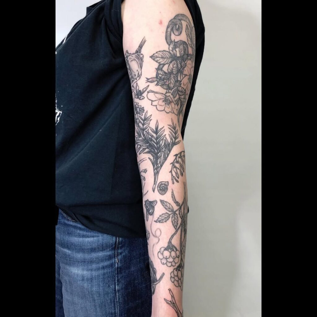 Tatuagem de manga em patchwork inspirada na natureza