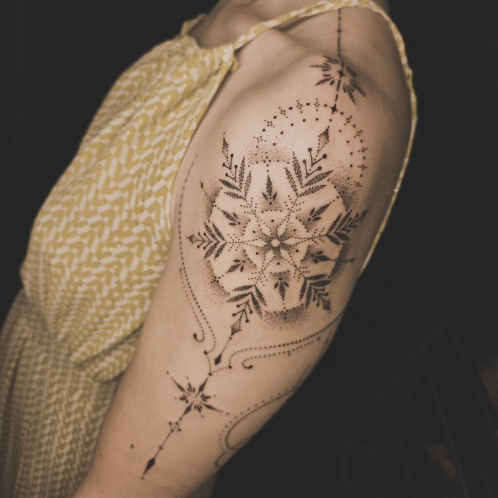 Tatuaje de copo de nieve ornamental