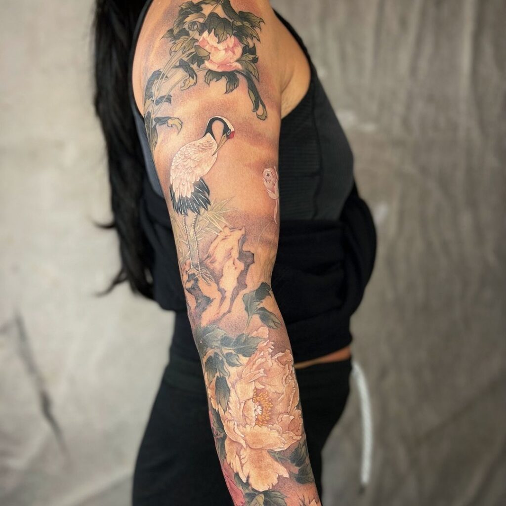 Tatuaje de manga con peonías y grulla