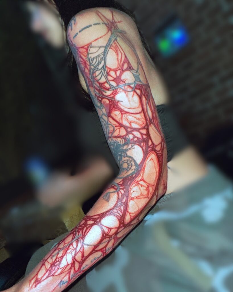 Tatuaje de manga a mano alzada rojo