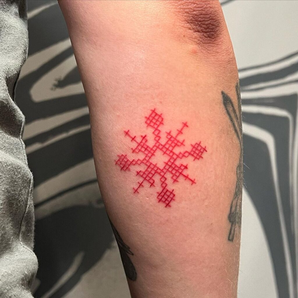 Tatuaggio con fiocco di neve rosso