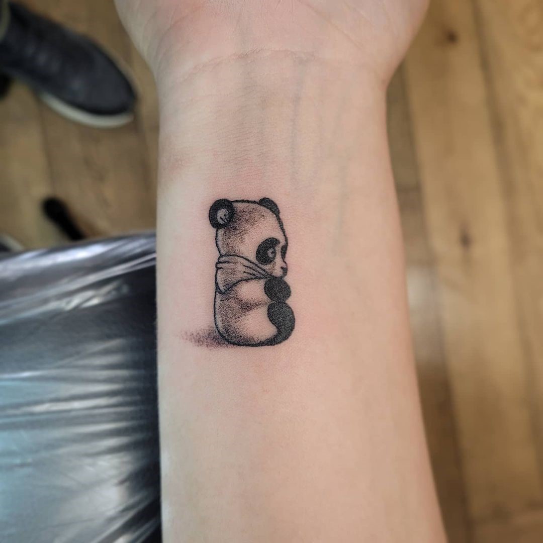 Tatuagem de urso panda com ponto e vírgula