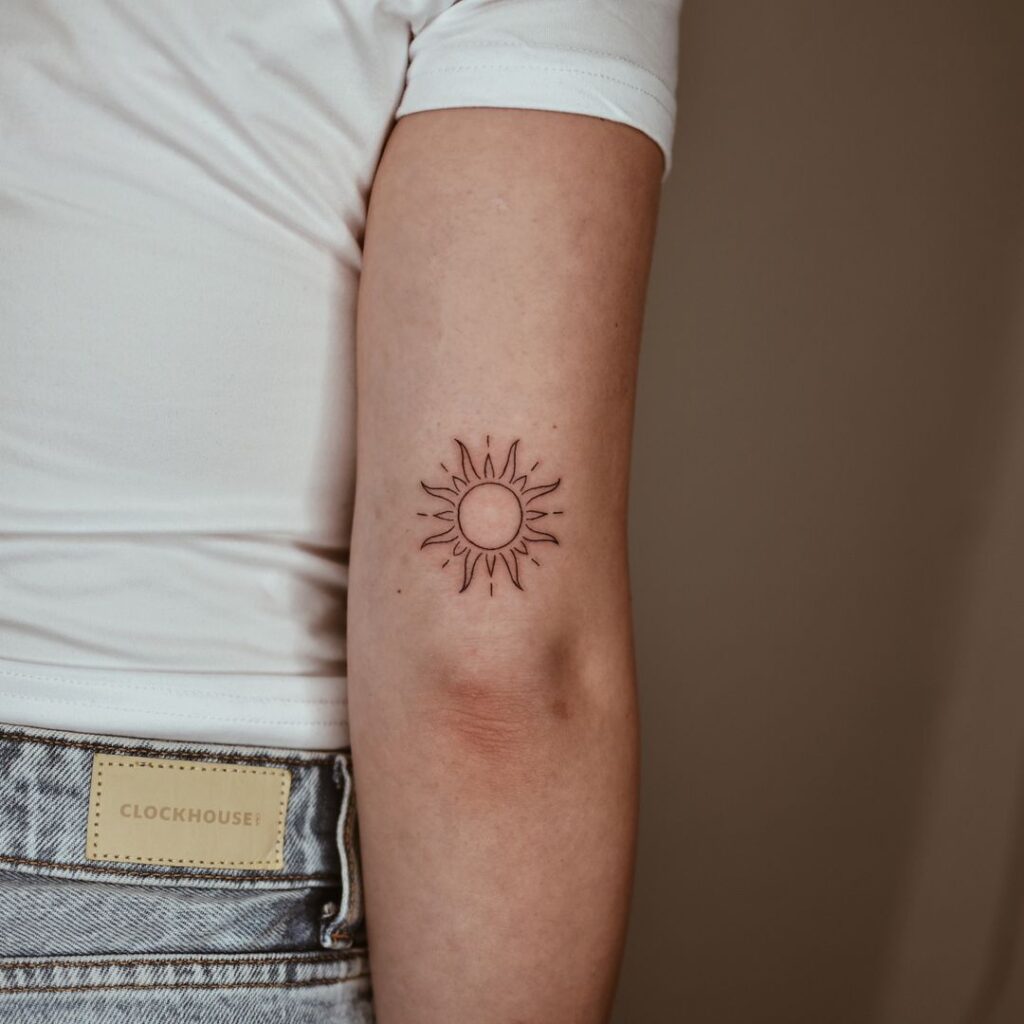 Tatuaje sencillo de un sol