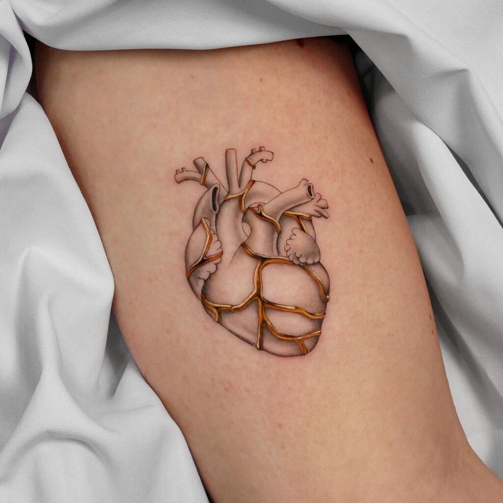 Piccolo tatuaggio a forma di cuore Kintsugi