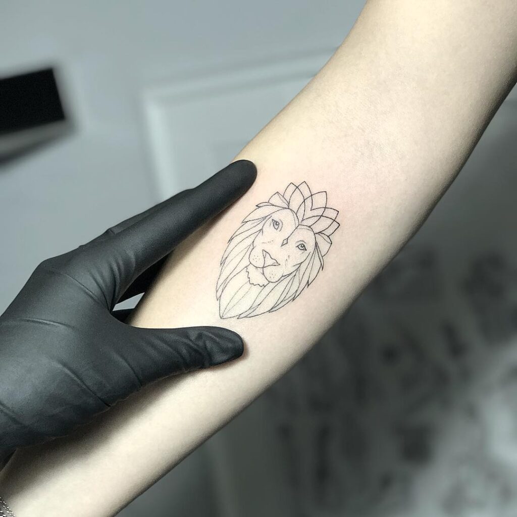 Piccolo tatuaggio di un leone drogato