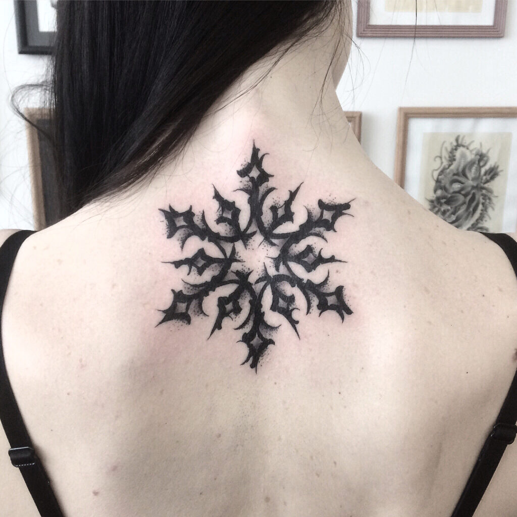 Tatuaggio della schiena con fiocco di neve