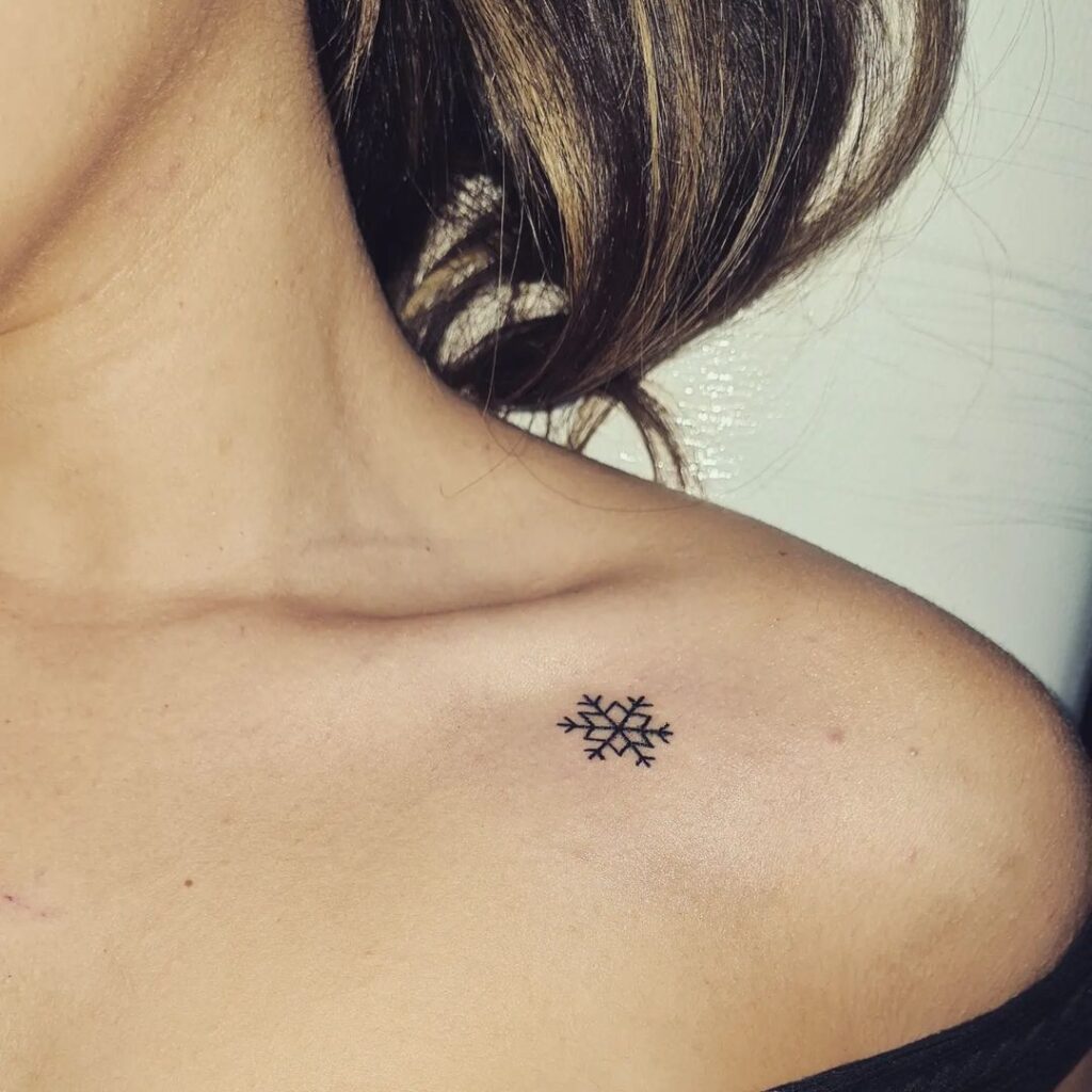 Tatuagem de floco de neve na clavícula