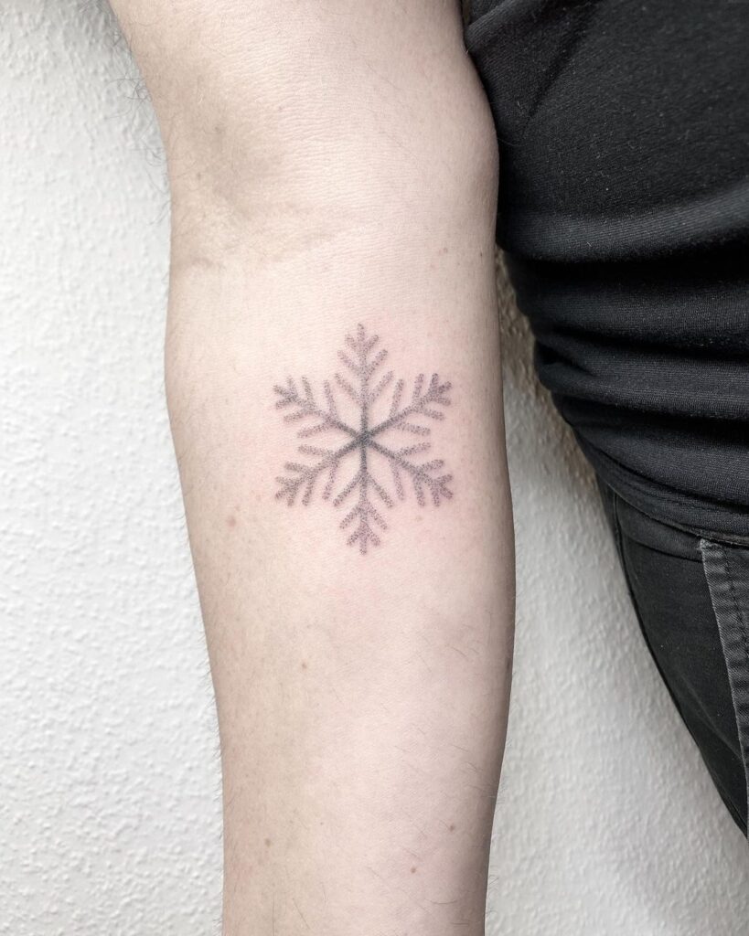 Tatuagem de floco de neve com pontos