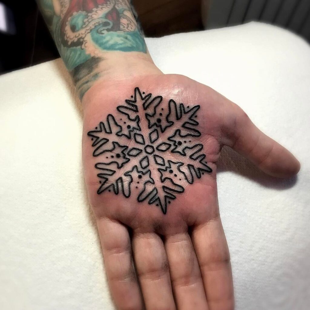 Tatuagem de floco de neve na palma da mão