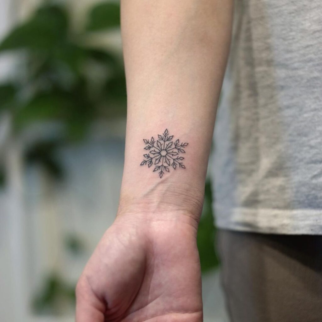 Tatuagem de floco de neve no pulso