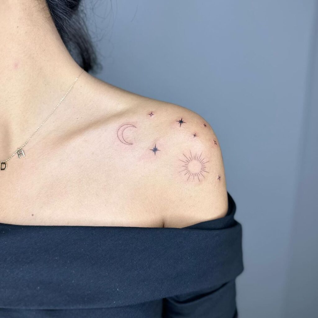 Tatuaje de sol, luna y estrellas en el hombro