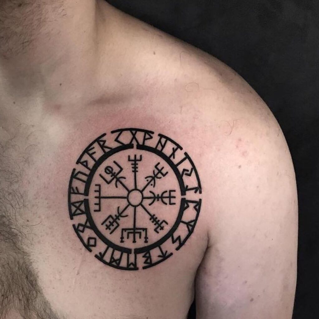 Tatuaje de una brújula vikinga