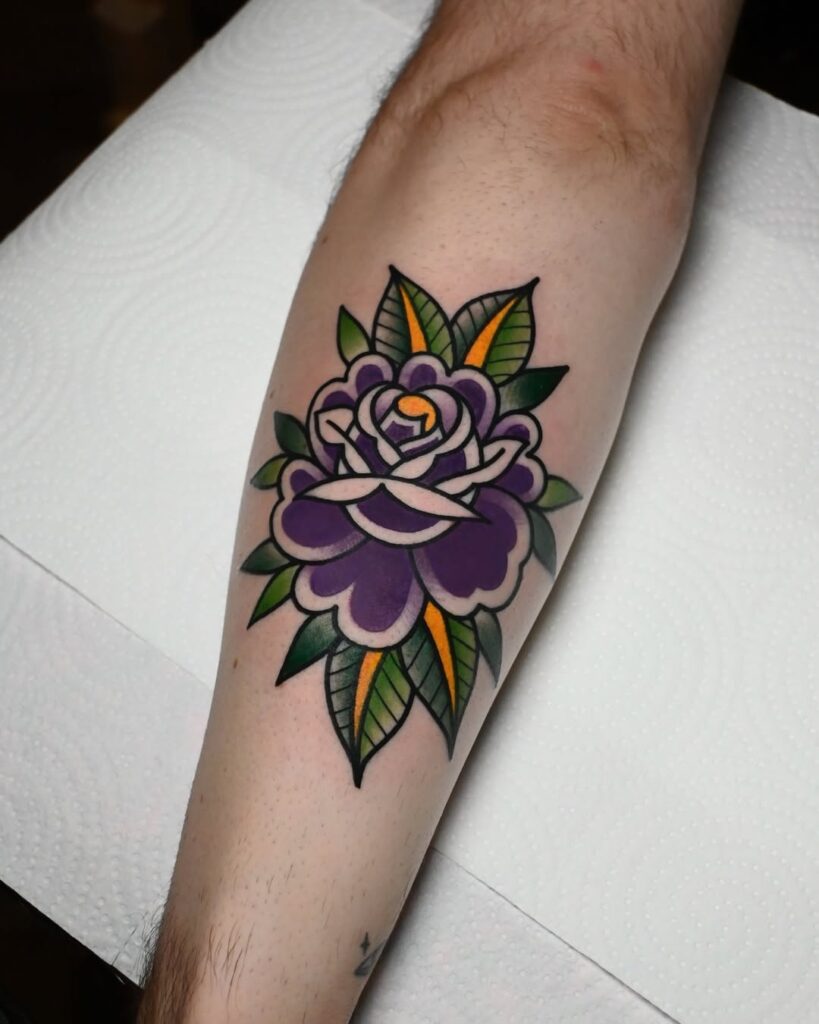 Tatuaggio vintage con rosa viola