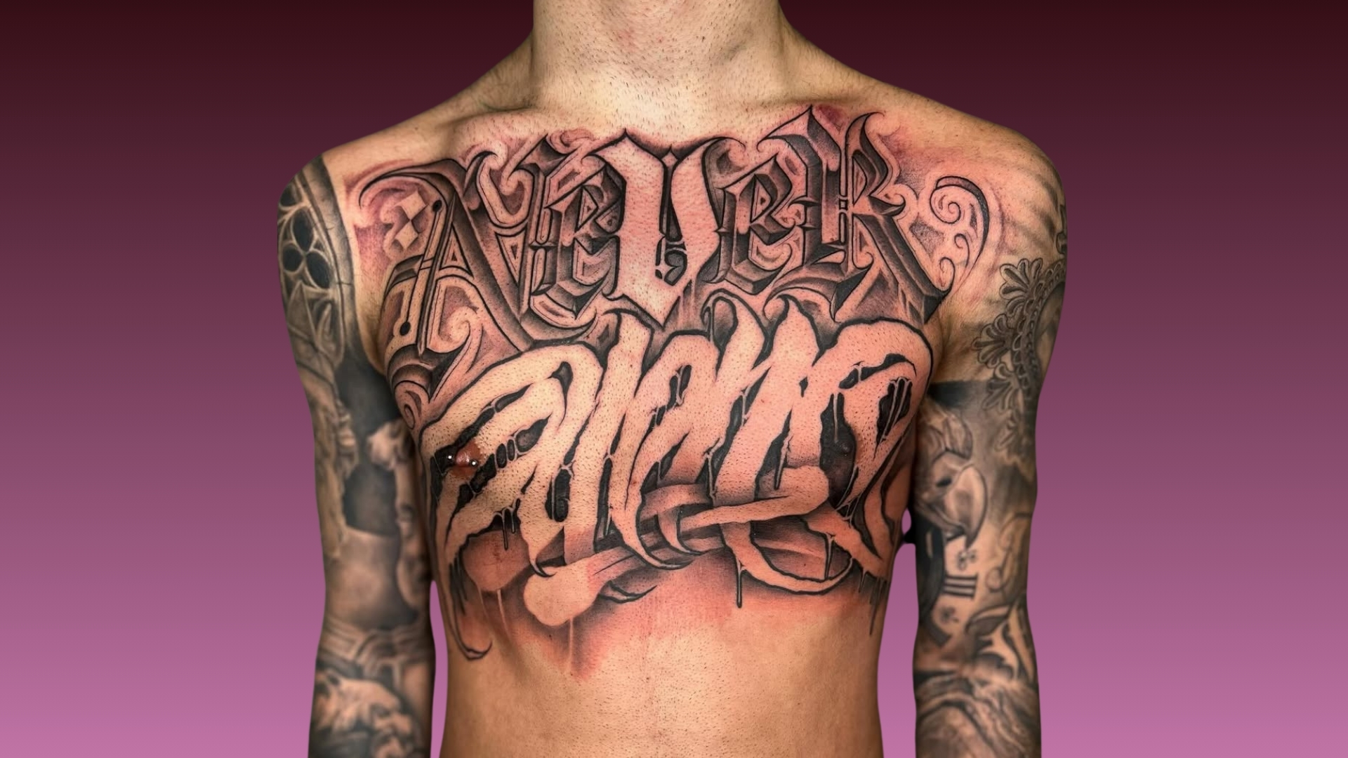 tatuaggio petto lettering