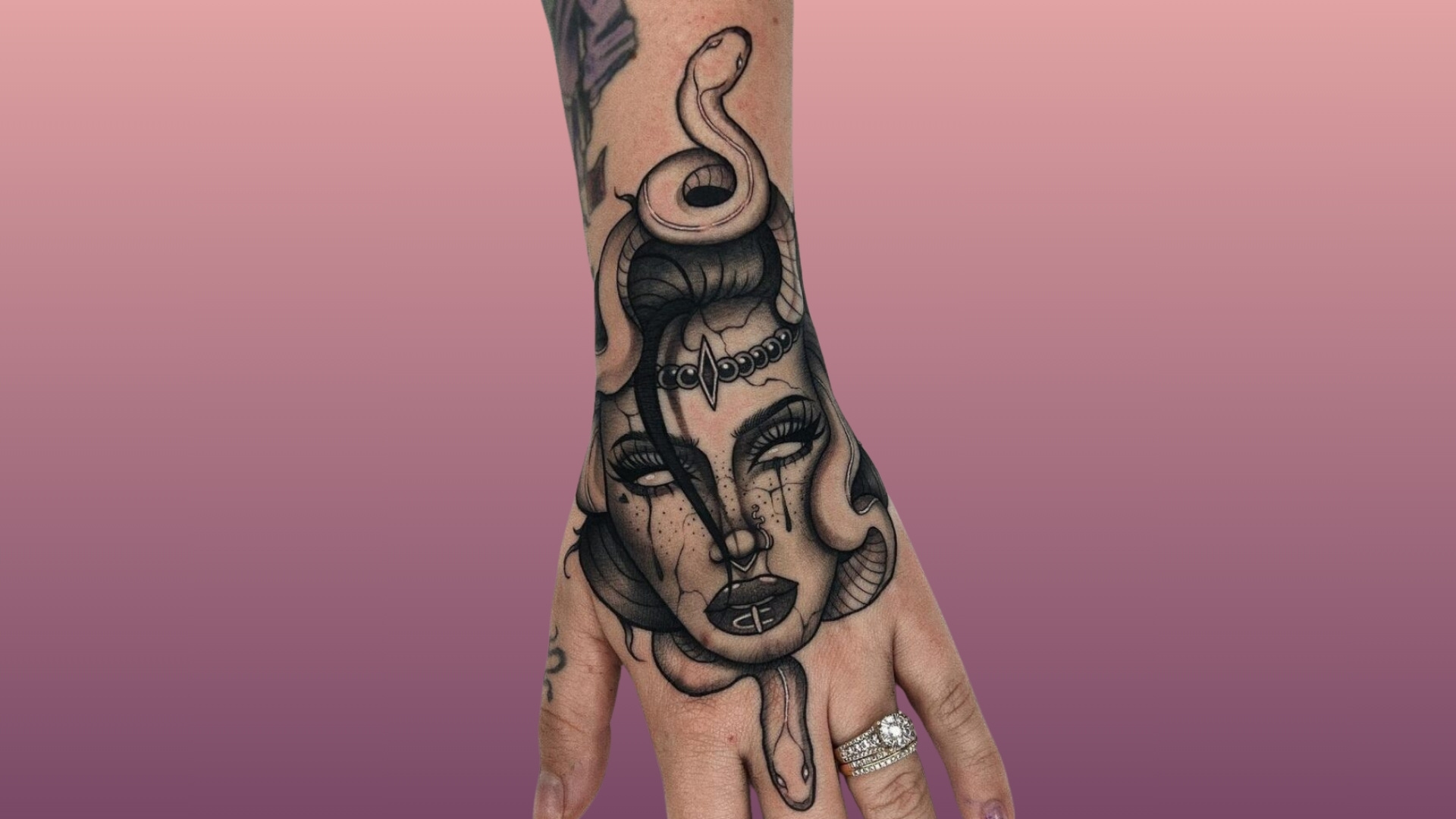 tatuaje de mano femenino