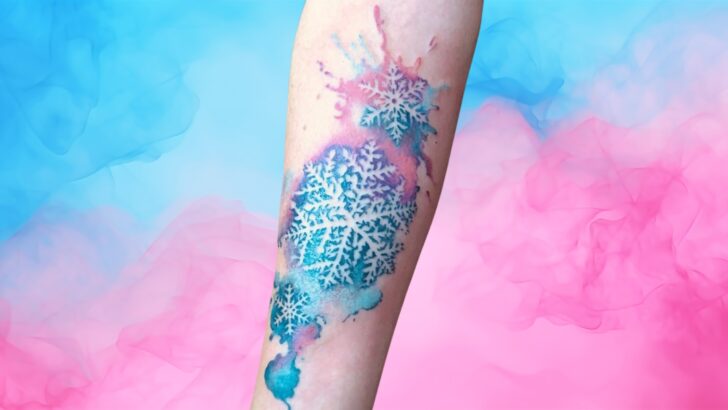 17 bonitos y escalofriantes tatuajes de copos de nieve para lucir este invierno