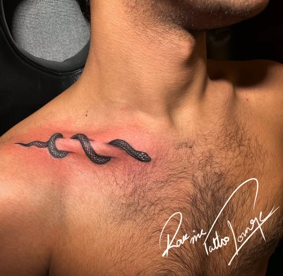 Tatuagem de clavícula de cobra 3D