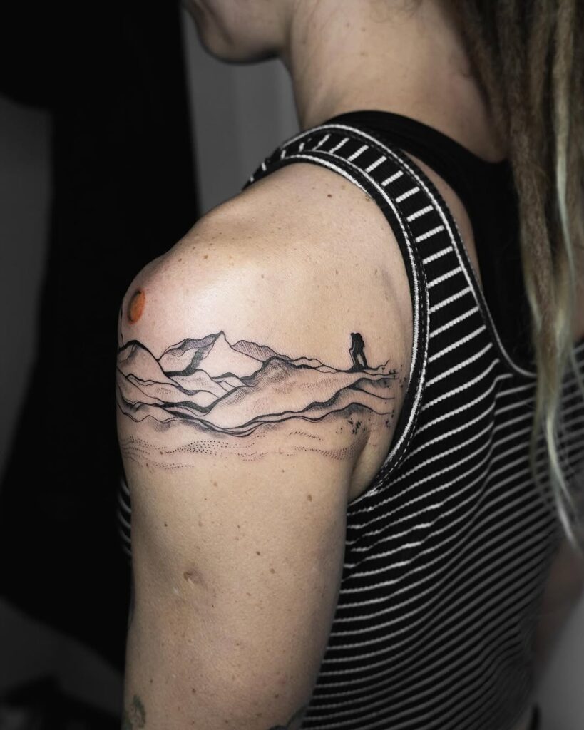 Tatuaggio artistico di montagna