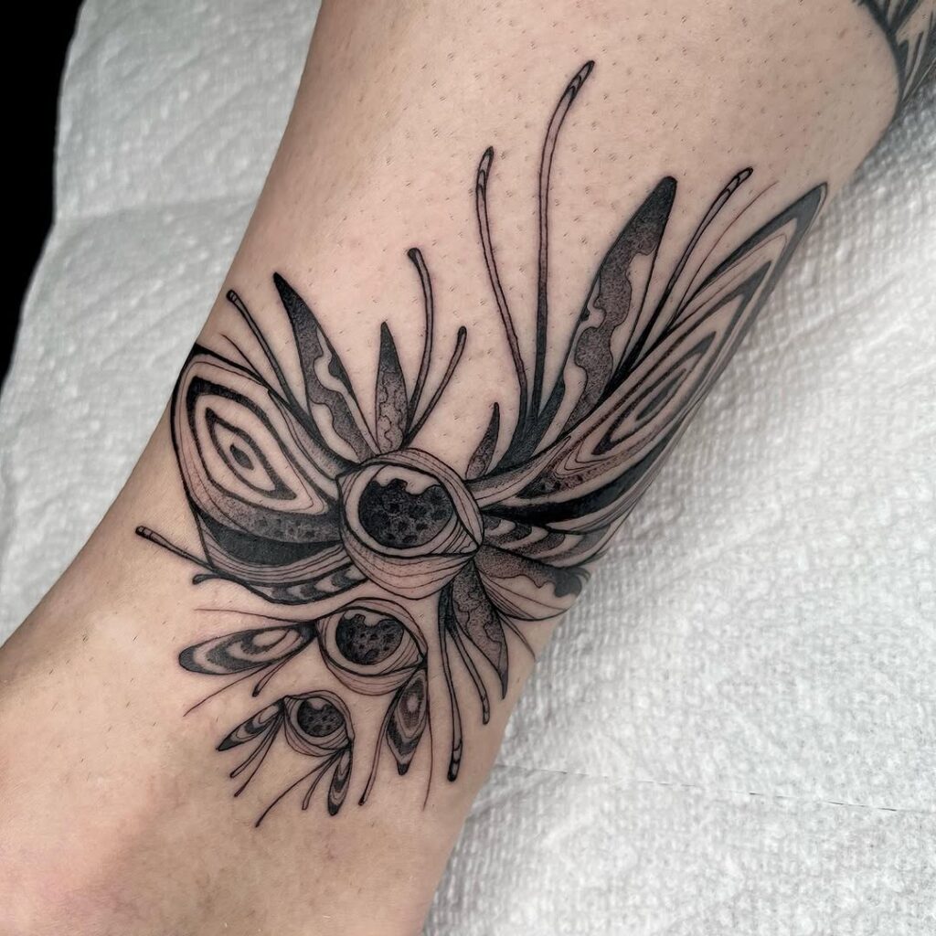 Extraño tatuaje de un insecto tuerto