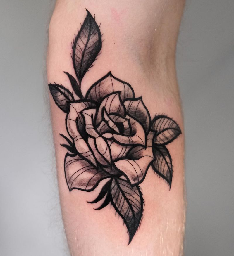 Tatuagem de rosa de tinta preta