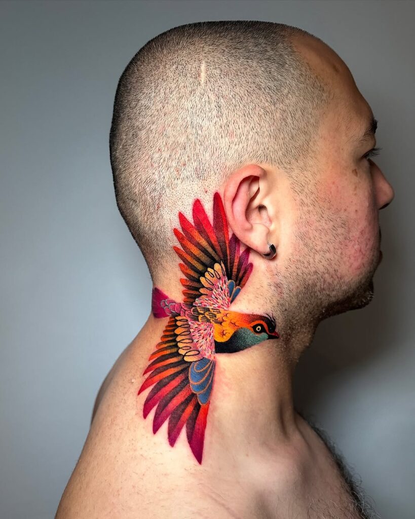 Tatuagem de pássaro colorida no pescoço