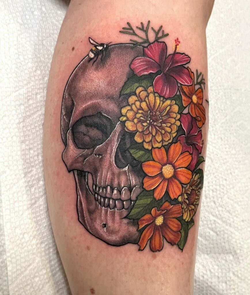 Tatuagem de caveira floral colorida