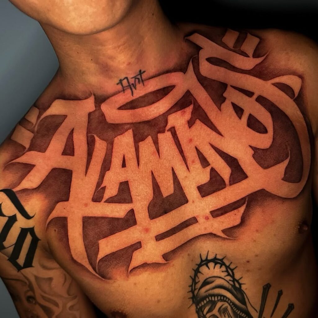 Tatuaje personalizado de letras en el pecho